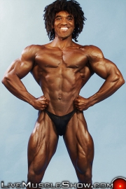 live-muscle-show-brice-king-veiny-arms-v-shaped-back-round-ripped-waist-abs-obliques-quads-bubble-butt-003-male-tube-red-tube-gallery-photo